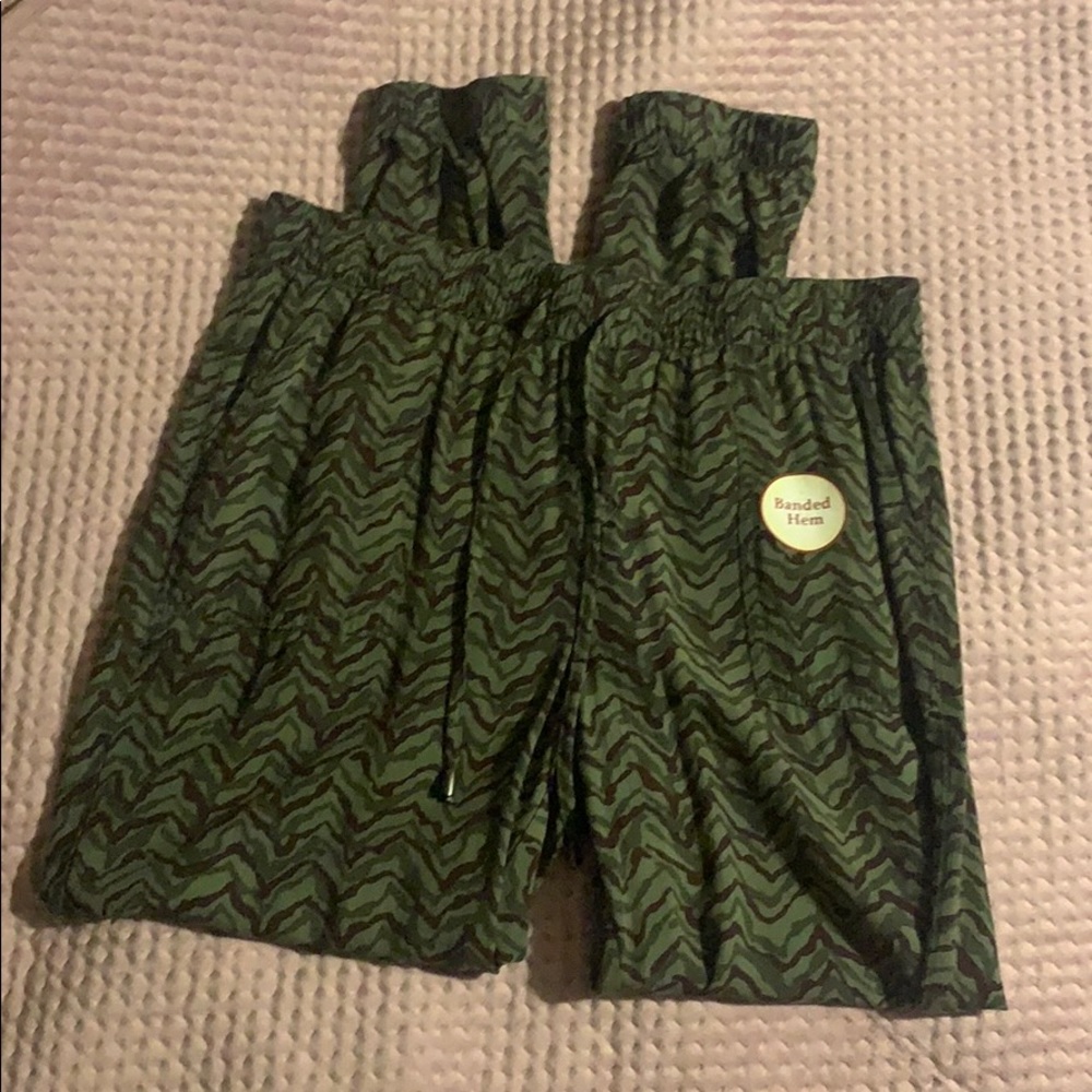 3/$25 Ladies 8/10 pants NWOT